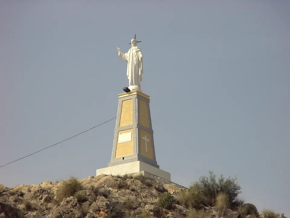 Monumento al Corazón de Jesús sobre un cerro en Barinas, pedanía de Abanilla