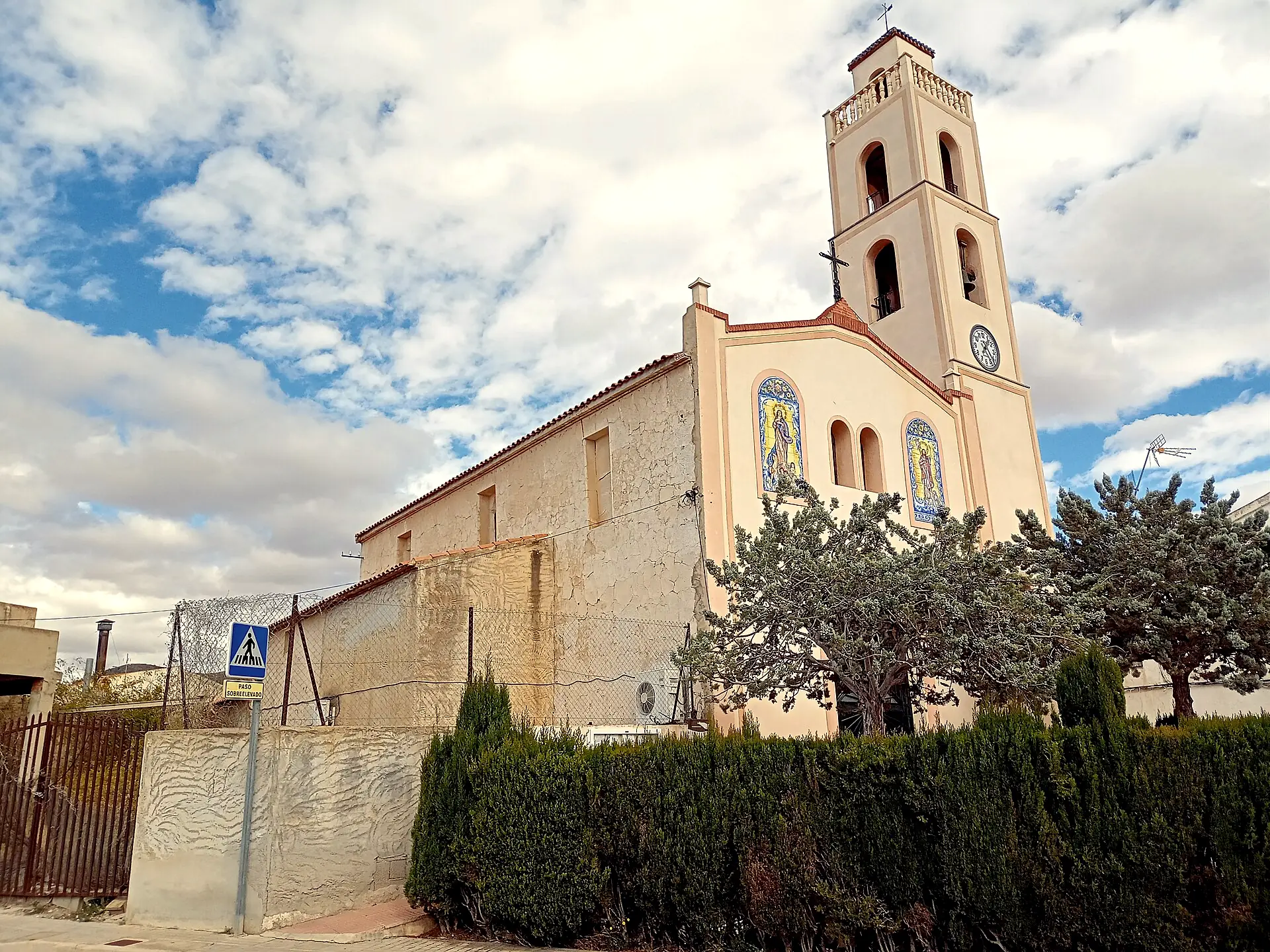 Iglesia parroquial de Macisvenda, pedanía de Abanilla, entre casas bajas