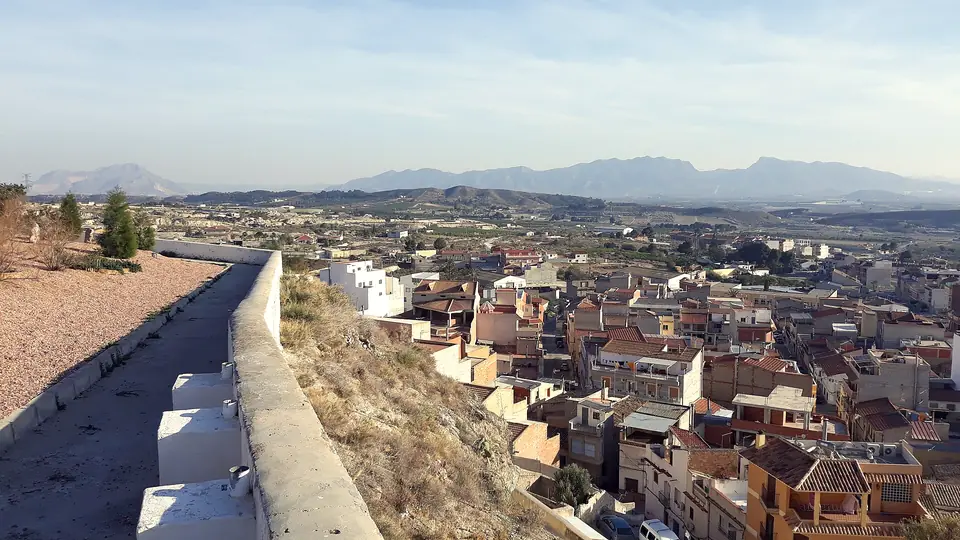 Tejados de Abanilla vistos desde un mirador con la sierra al fondo