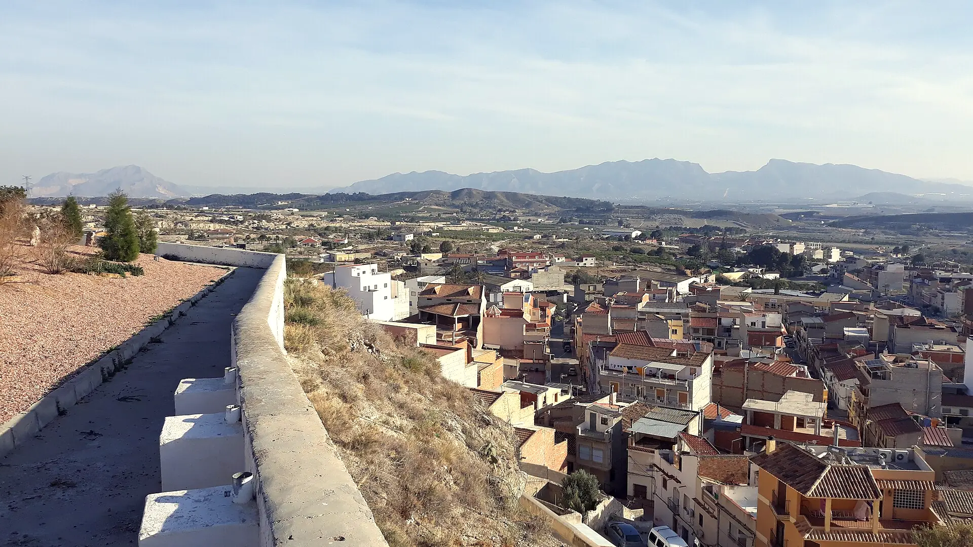 Tejados de Abanilla vistos desde un mirador con la sierra al fondo