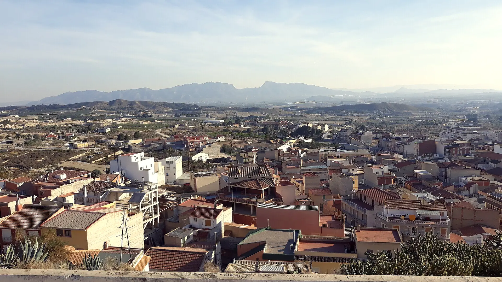 Vista panorámica de Abanilla entre la huerta y la sierra
