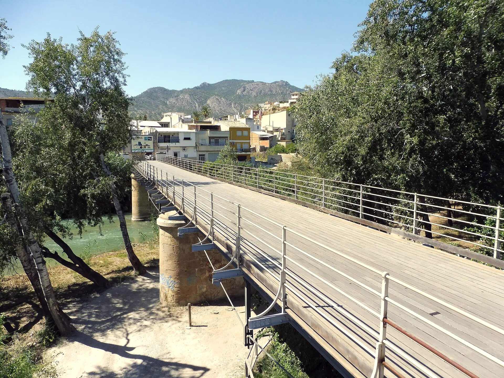 Puente Viejo de Abarán con la Sierra del Oro al fondo