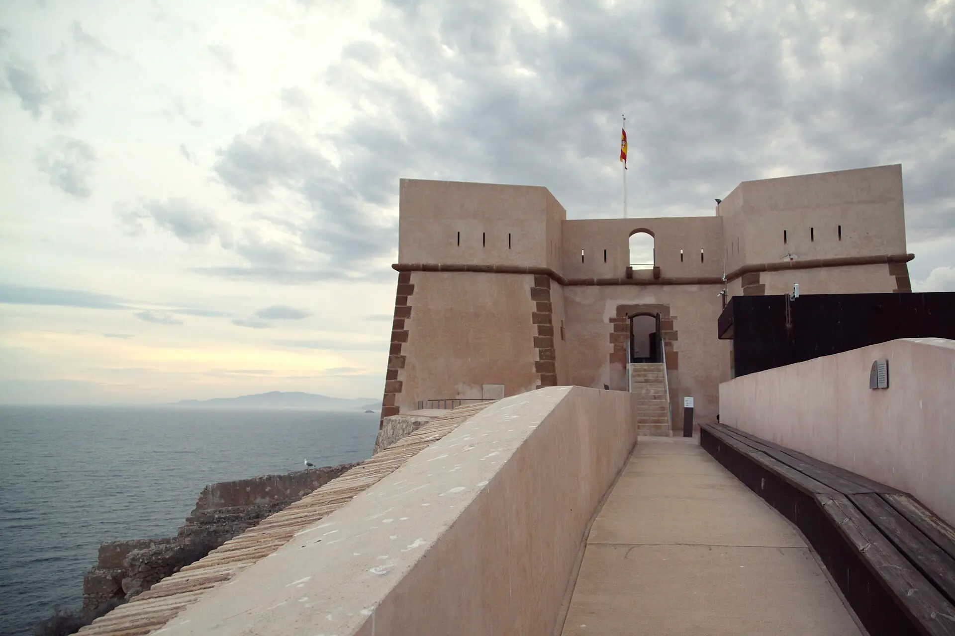 Castillo de San Juan de las Águilas sobre el cerro, entre las dos bahías