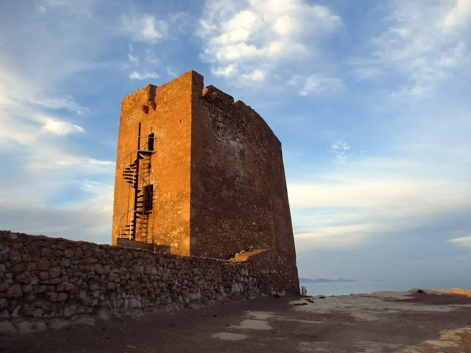 Torre vigía de Cope, del siglo XVI, junto al mar