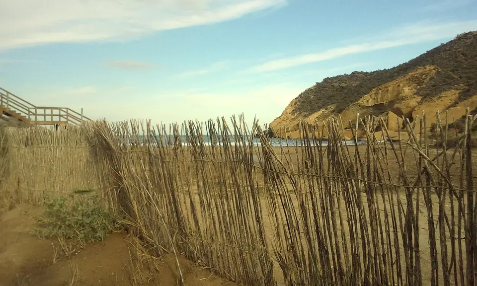 Una de las Cuatro Calas, paisaje protegido junto al límite con Almería