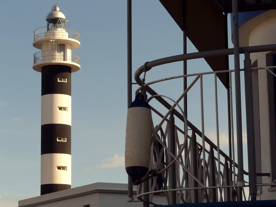 Faro de Águilas en Punta Negra, junto al puerto