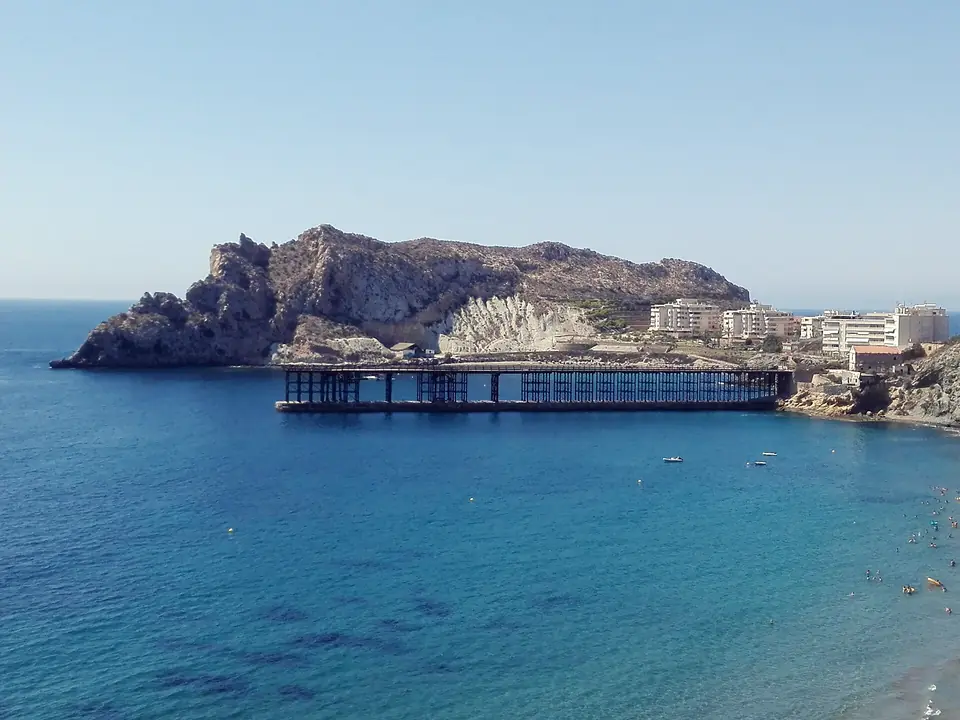 Embarcadero de hierro y hormigón del Hornillo sobre el mar