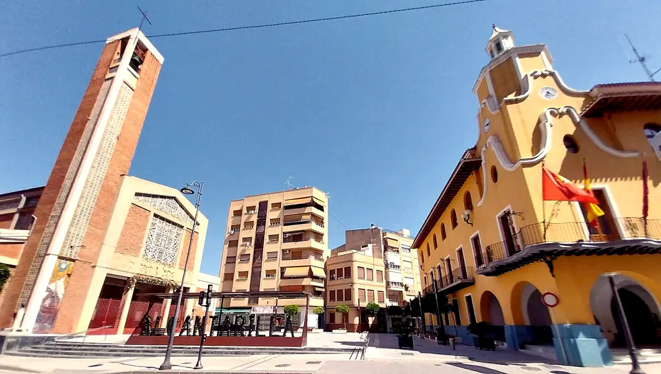 Plaza de San Pedro con la iglesia de San Pedro Apóstol