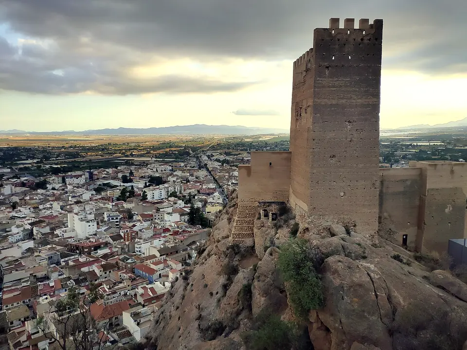 Castillo islámico de Alhama sobre el cerro que domina la ciudad