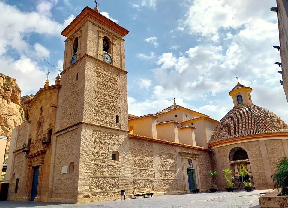 Iglesia de San Lázaro Obispo, en el centro de Alhama de Murcia