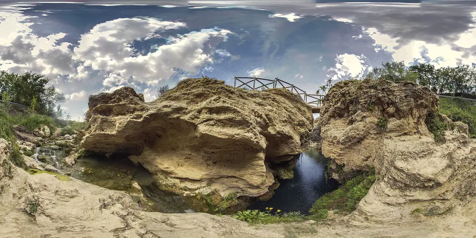 Panorámica del cauce del río Mula entre rocas en el Salto del Usero