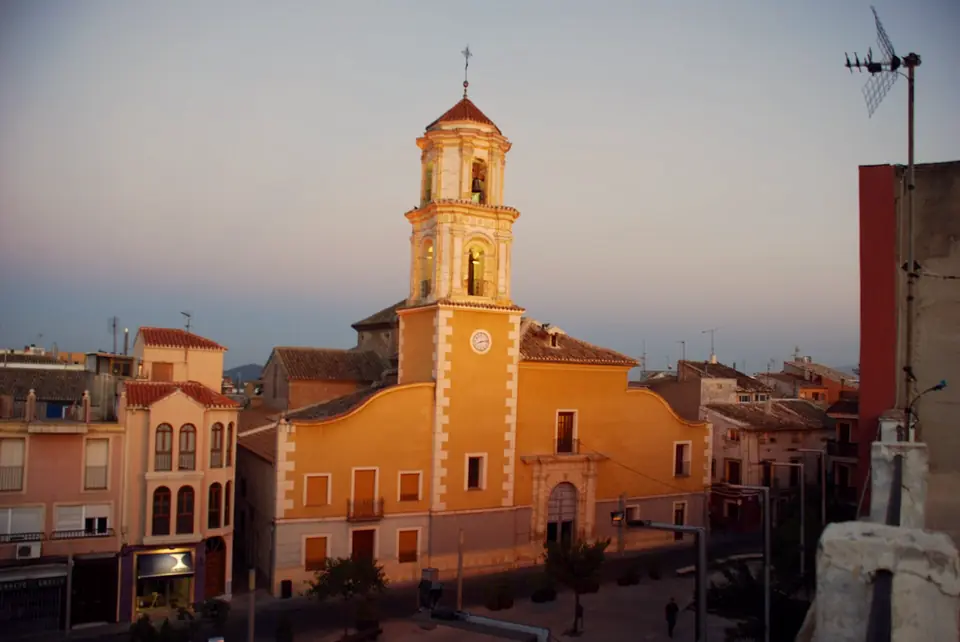 Iglesia parroquial de Nuestra Señora del Rosario en el centro de Bullas