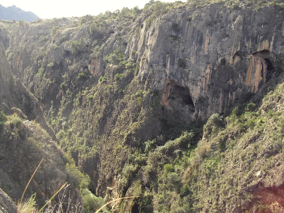 Paredes del Cañón de Almadenes encajonando el río Segura