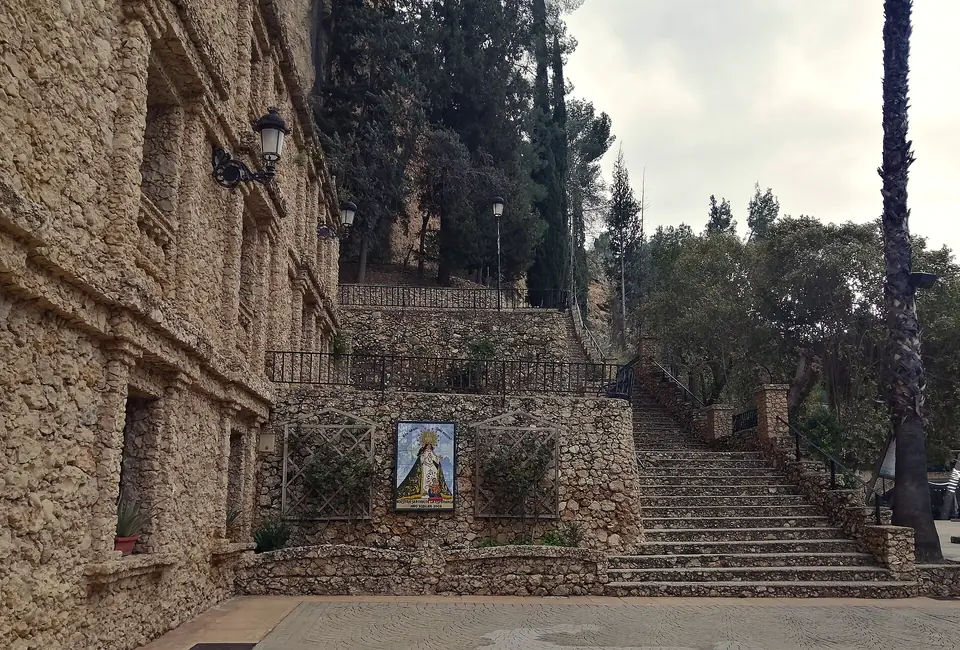 Santuario de la Virgen de la Esperanza excavado en la roca junto al río Segura