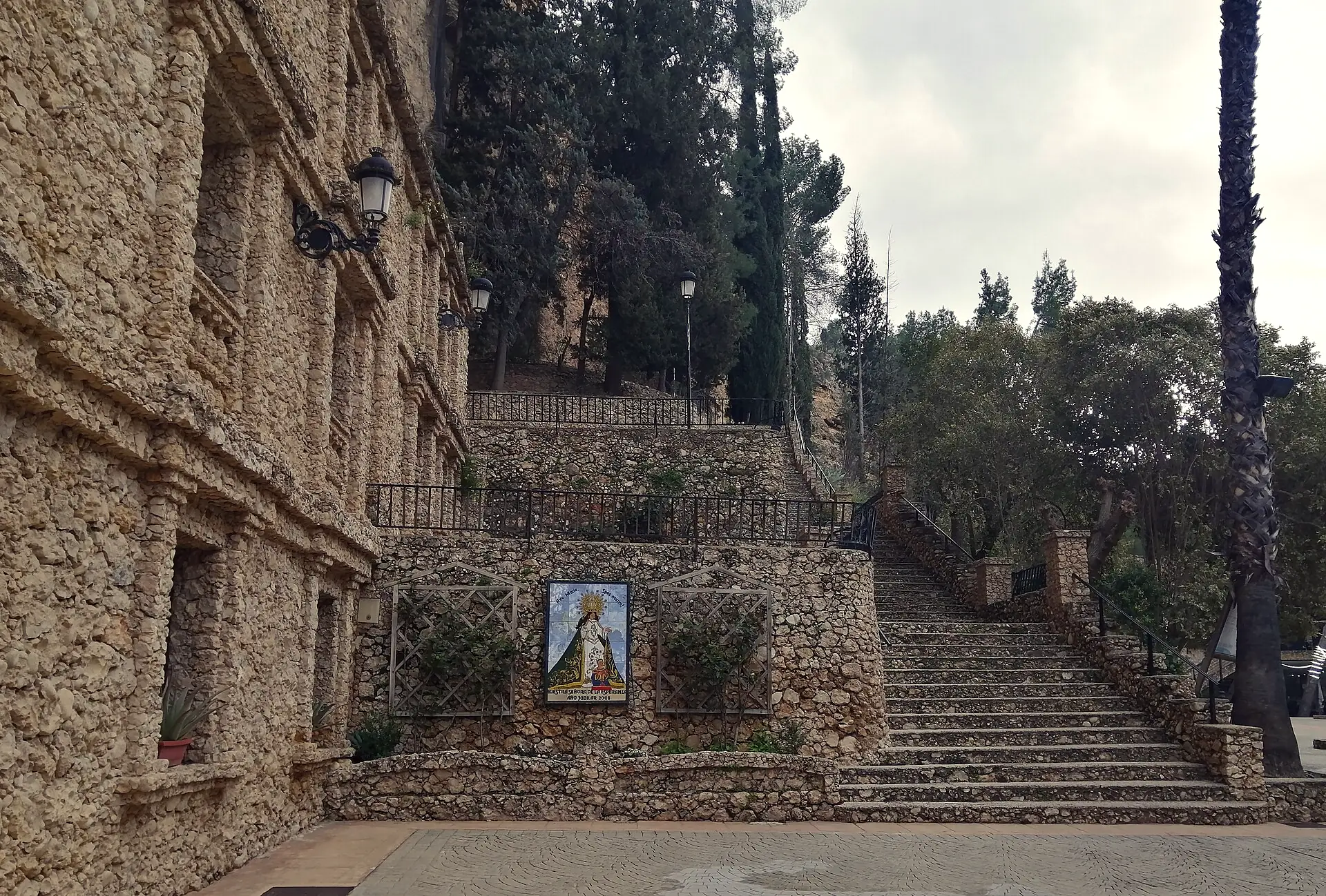 Santuario de la Virgen de la Esperanza excavado en la roca junto al río Segura