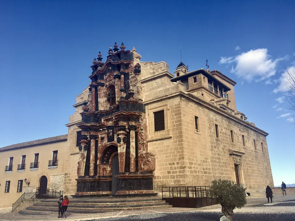 Fachada barroca de la Basílica-Santuario de la Vera Cruz dentro del recinto del castillo