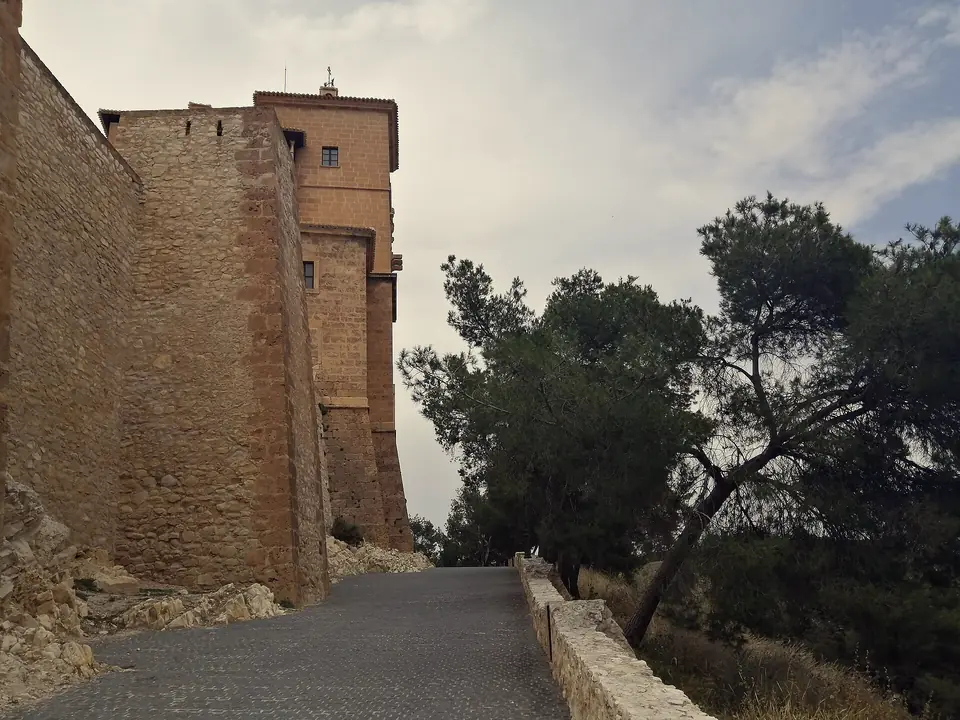 Castillo de Caravaca de la Cruz coronando el cerro sobre la ciudad