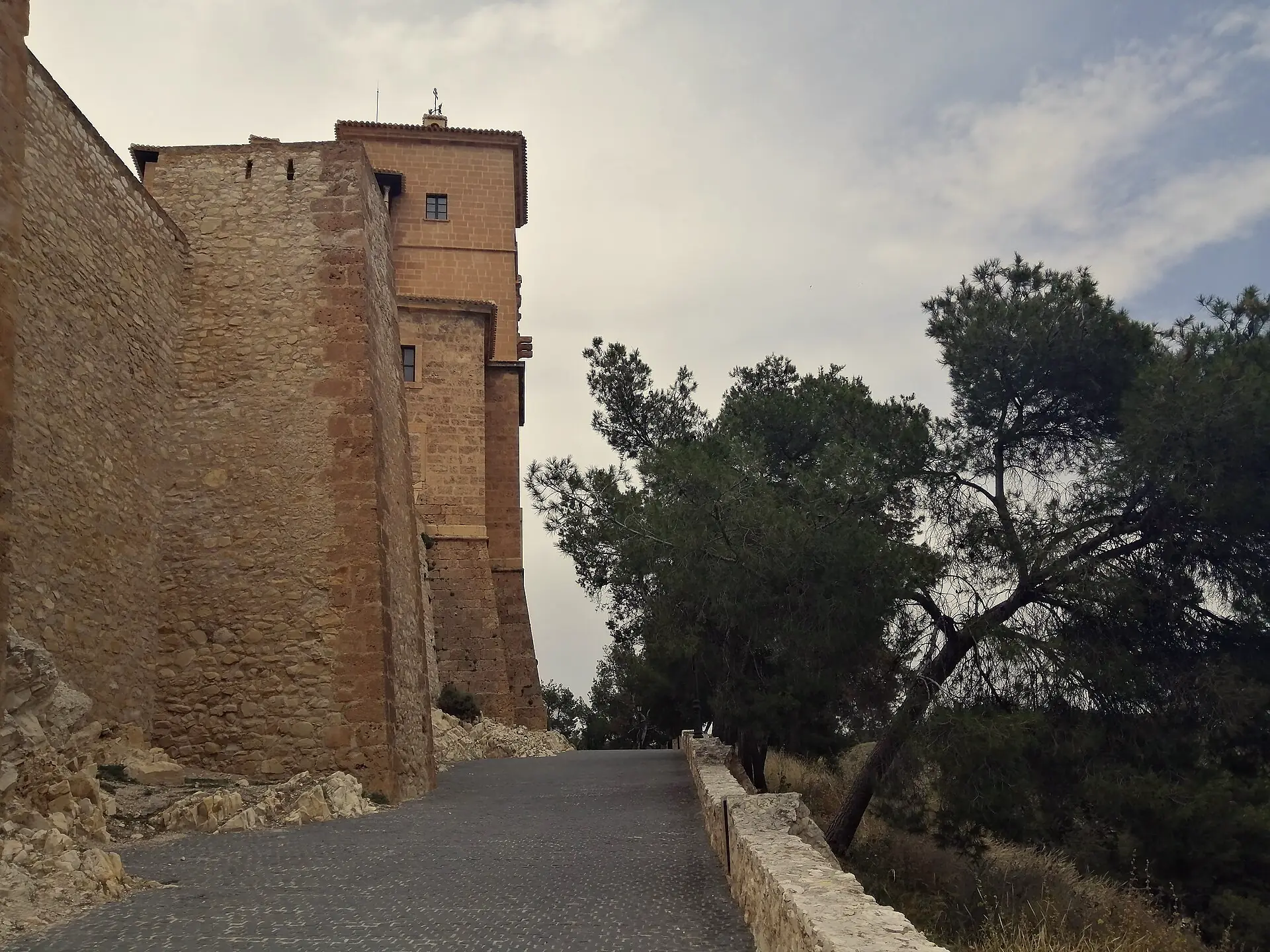 Castillo de Caravaca de la Cruz coronando el cerro sobre la ciudad