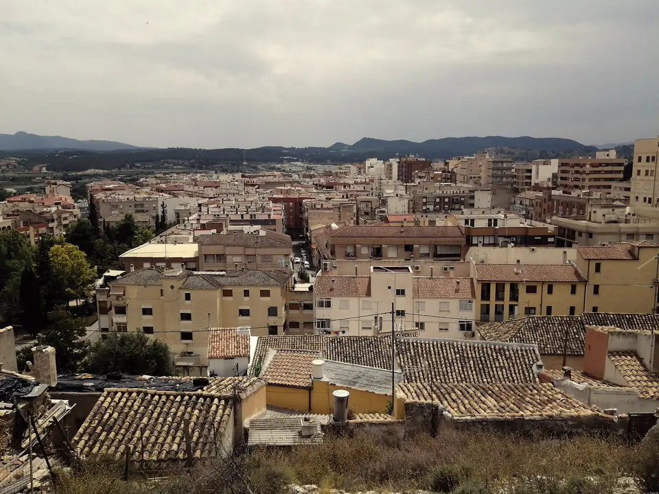 Vista general de Caravaca de la Cruz con el castillo al fondo