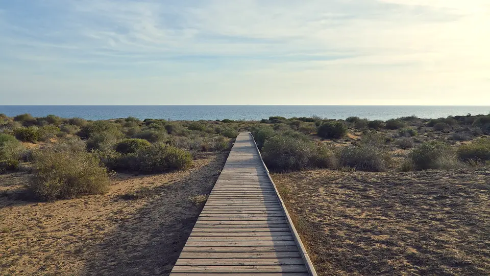 Pasarela de madera hacia el mar en el Parque Regional de Calblanque