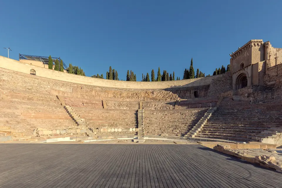 Escena y graderío del Teatro Romano de Cartagena bajo el cielo de la tarde