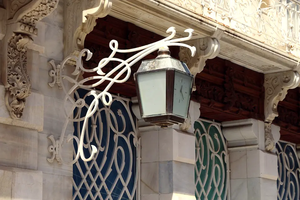 Farol de forja y rejería modernista de Víctor Beltrí en la Calle Mayor de Cartagena