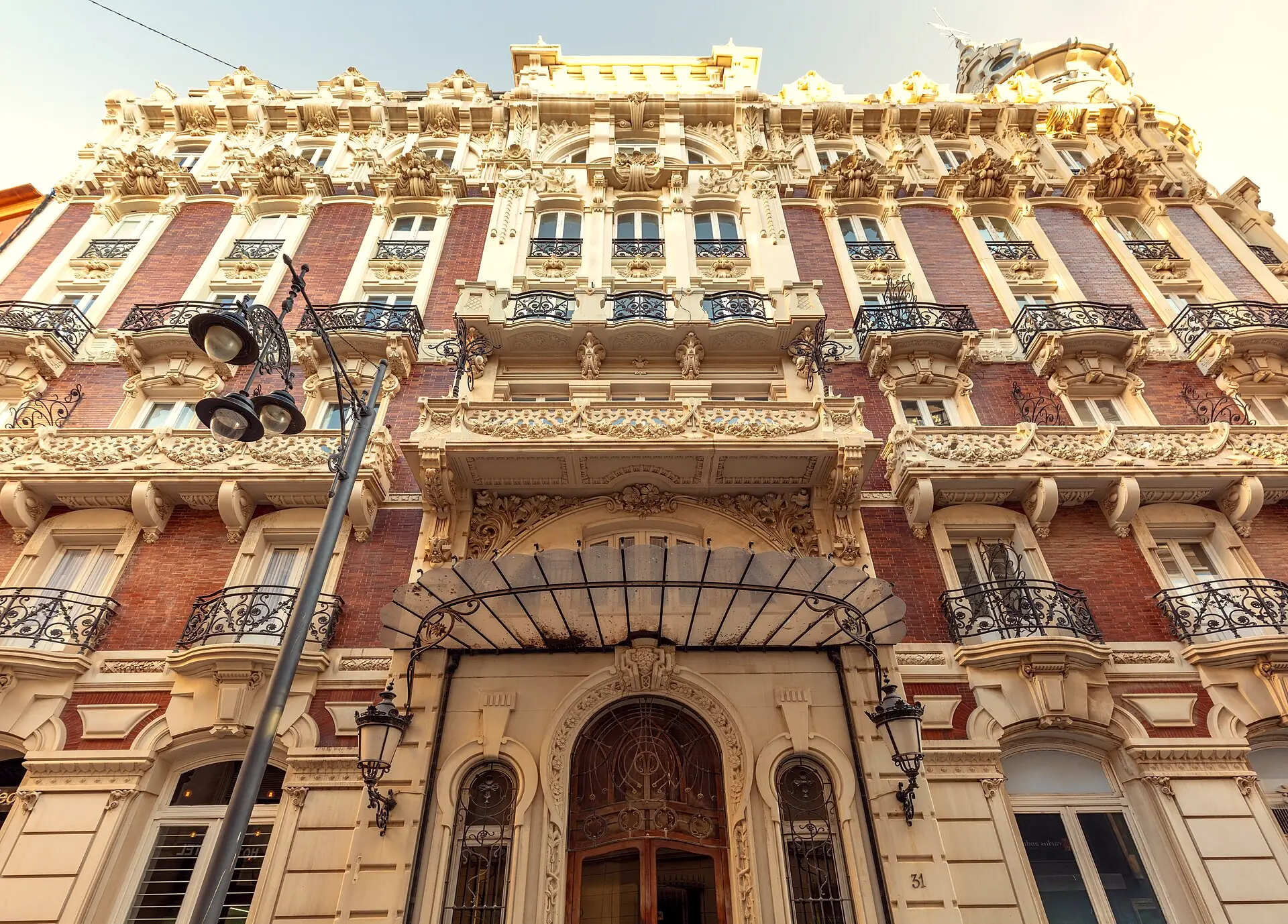Fachada modernista del Gran Hotel de Cartagena, de Víctor Beltrí