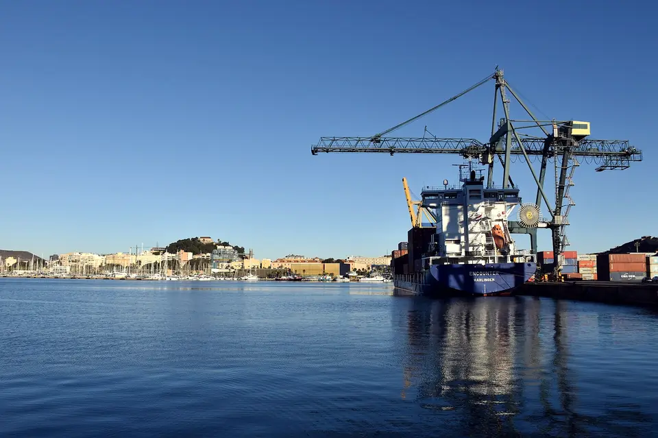 Grúa y buque de carga en los muelles del puerto de Cartagena