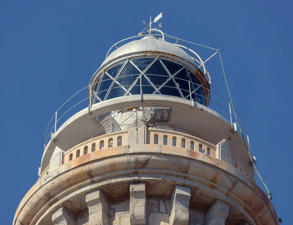 Linterna y balconada del faro de Cabo de Palos