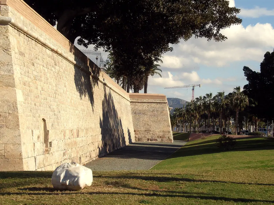 Muralla de Carlos III, la Muralla del Mar, junto al puerto de Cartagena