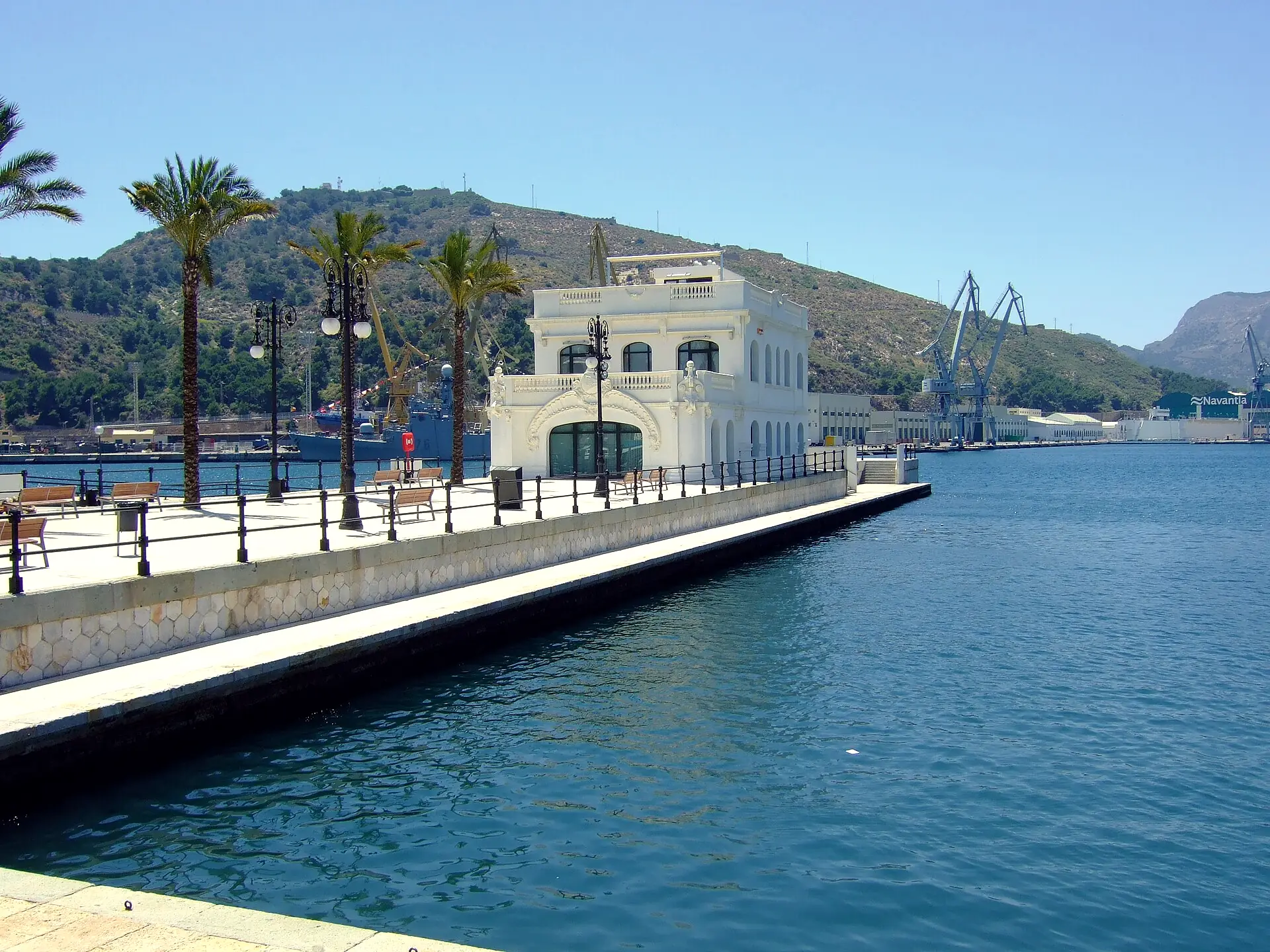 Antiguo Club Náutico y paseo con palmeras en el puerto de Cartagena