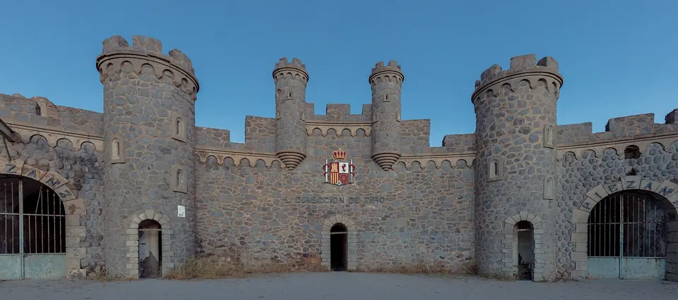 Fachada almenada de la Batería de Castillitos