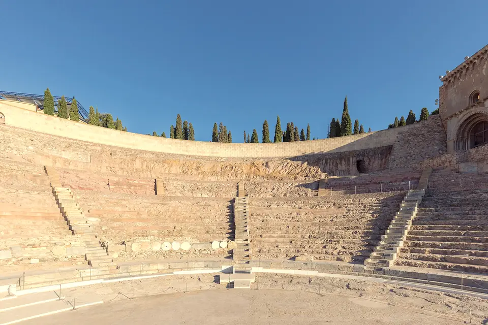 Graderío del Teatro Romano de Cartagena con el pórtico de columnas al fondo