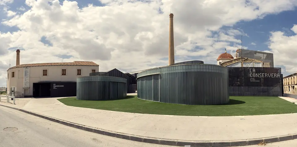 Chimenea de ladrillo de una antigua fábrica de conservas en Ceutí
