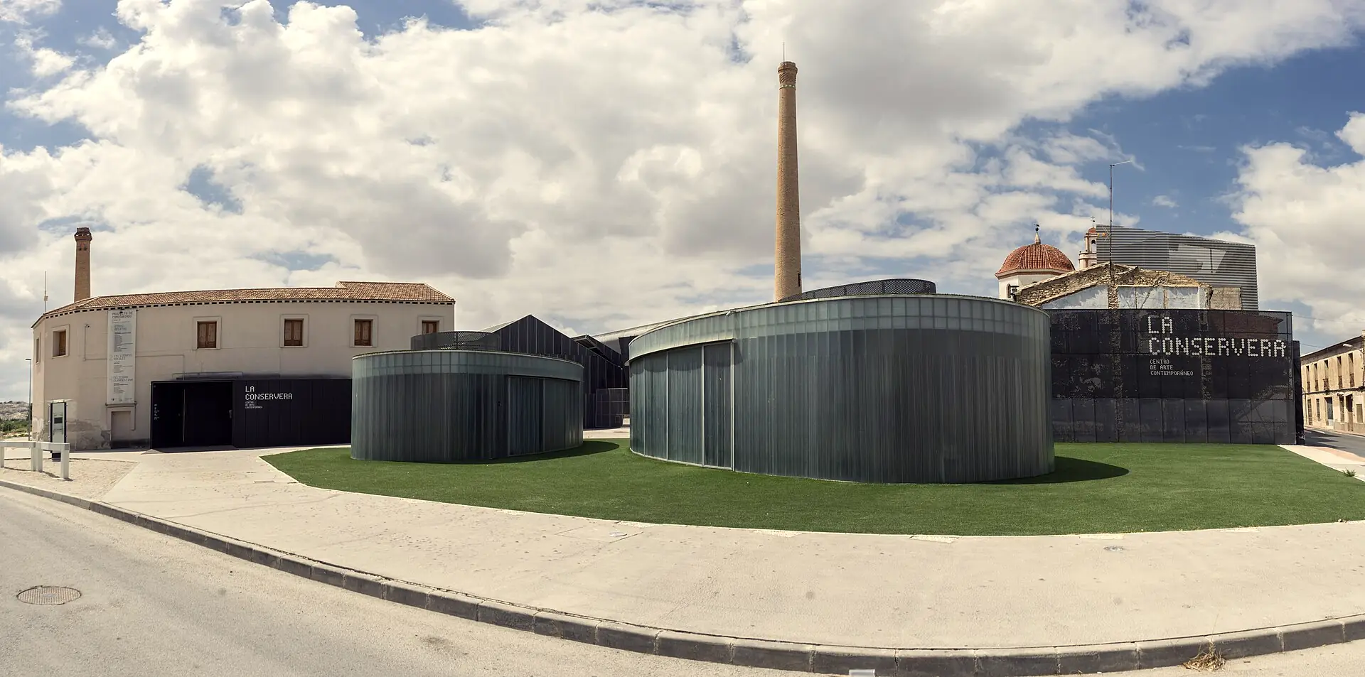 Chimenea de ladrillo de una antigua fábrica de conservas en Ceutí