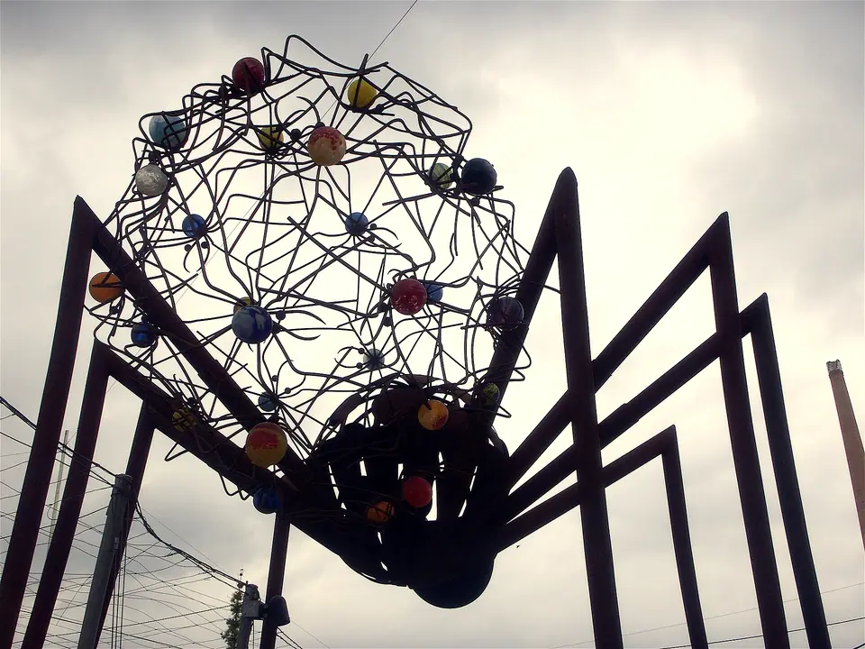 Escultura contemporánea en una calle de Ceutí