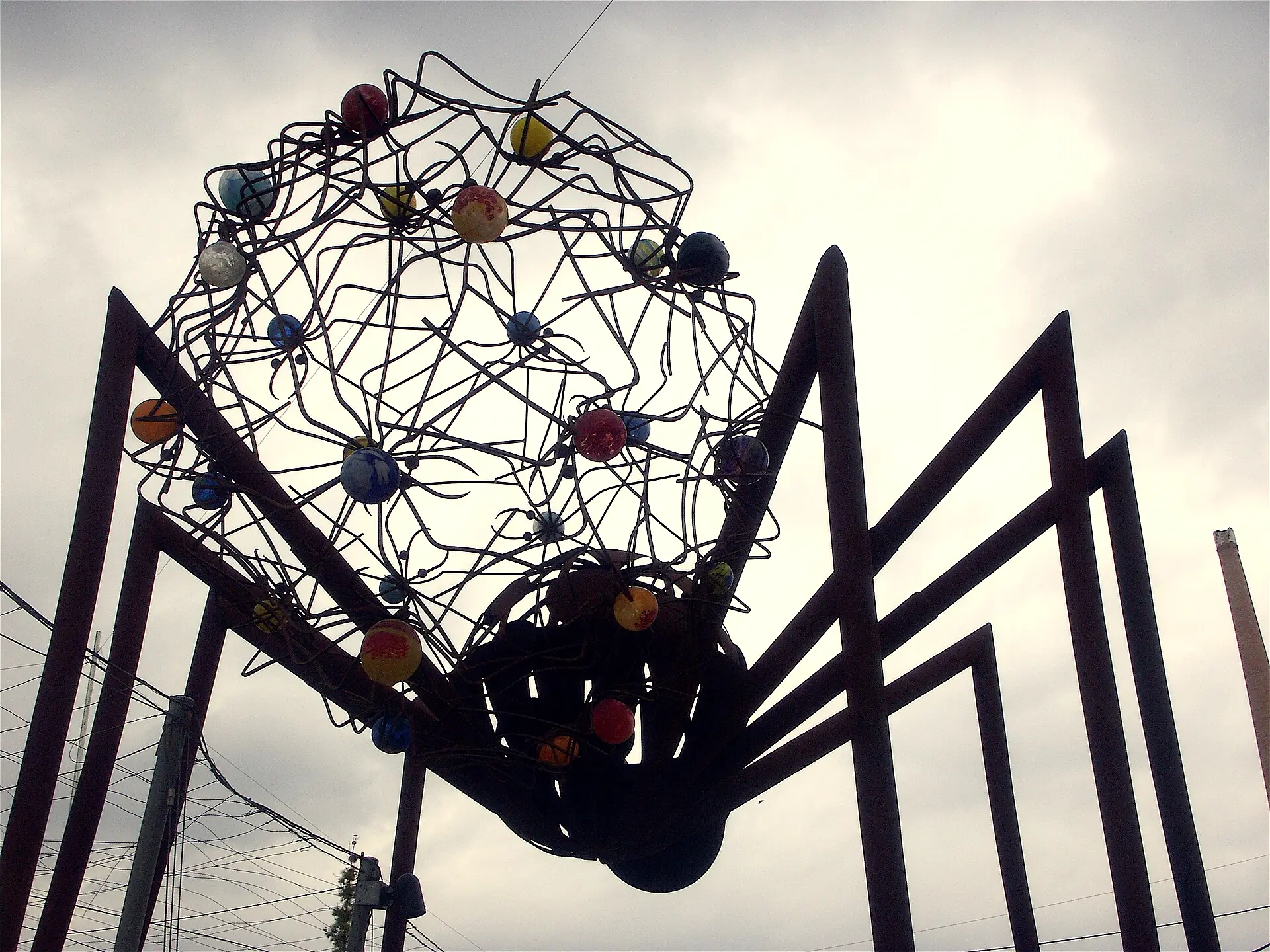 Escultura contemporánea en una calle de Ceutí