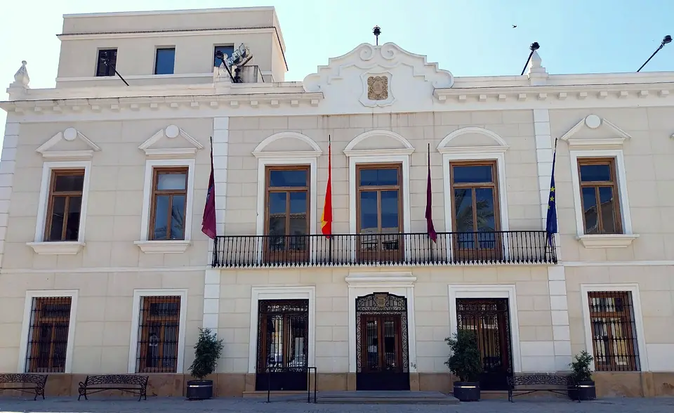 Fachada del Ayuntamiento de Cieza con el escudo en piedra