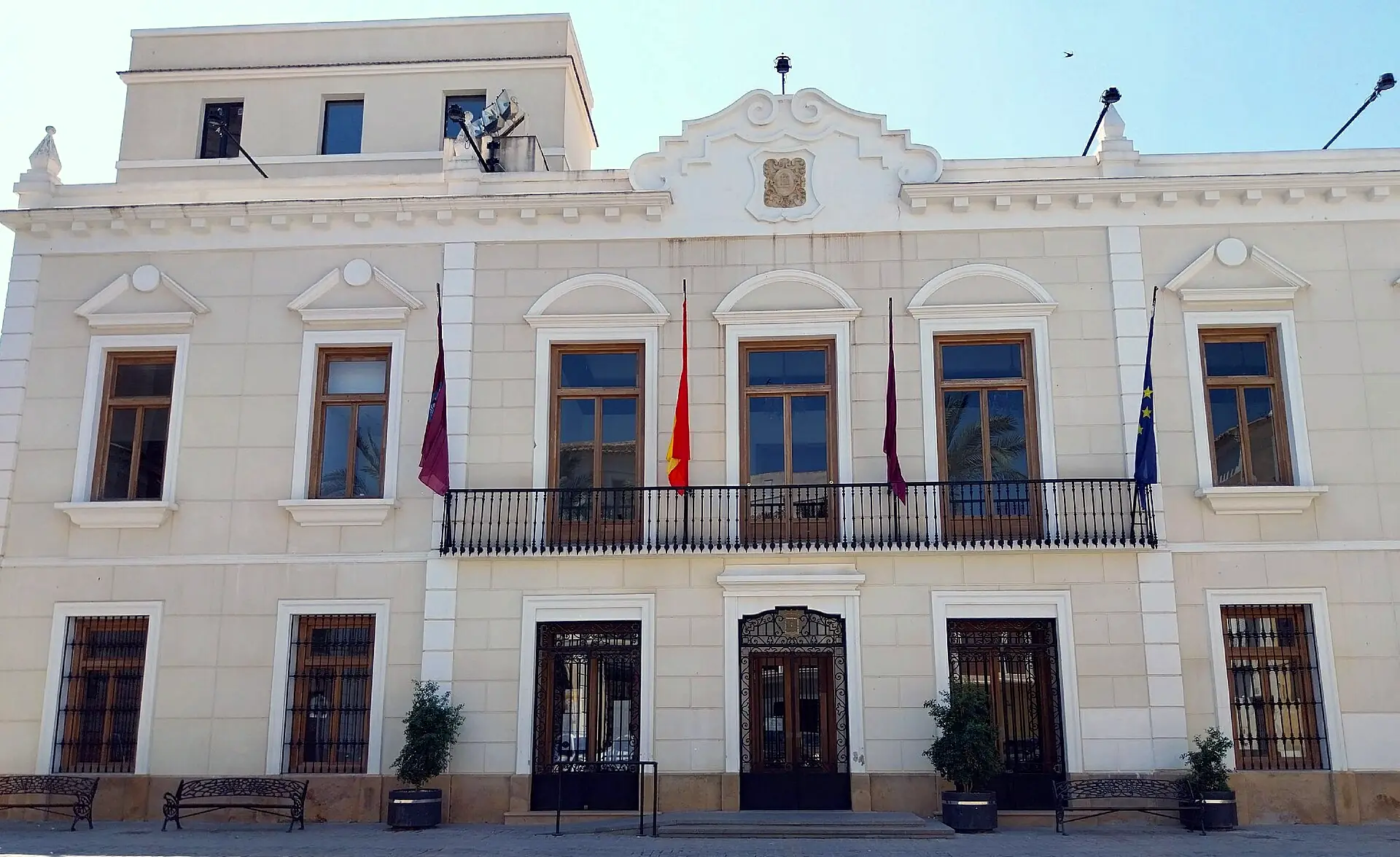 Fachada del Ayuntamiento de Cieza con el escudo en piedra
