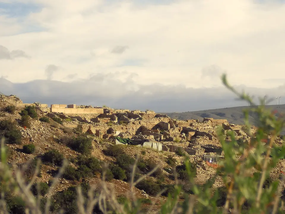 Restos de la Medina Siyâsa en la ladera del cerro del castillo
