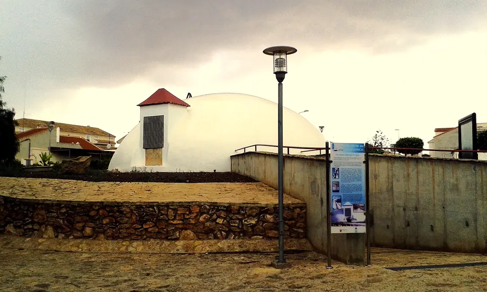 Antiguo aljibe abovedado en el campo de Fuente Álamo