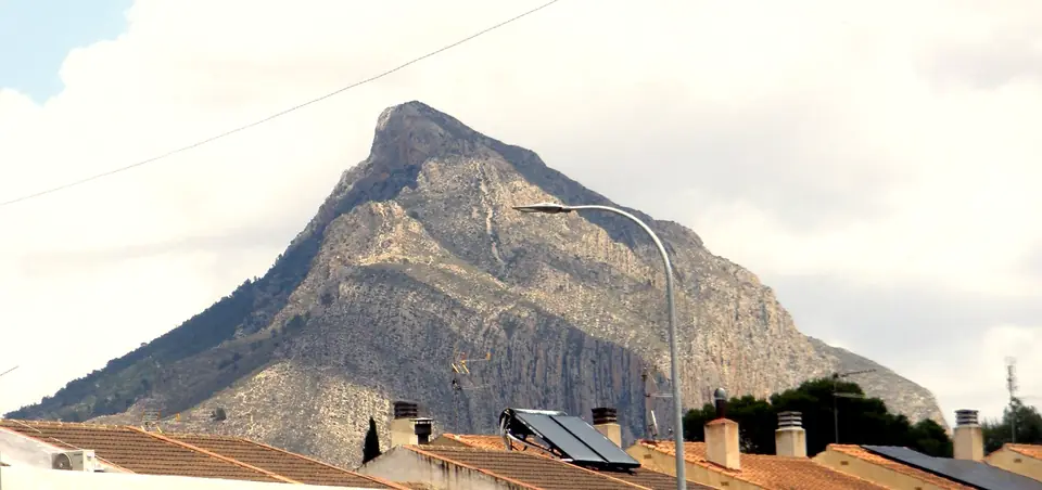 Perfil de la Sierra del Buey en el término de Jumilla