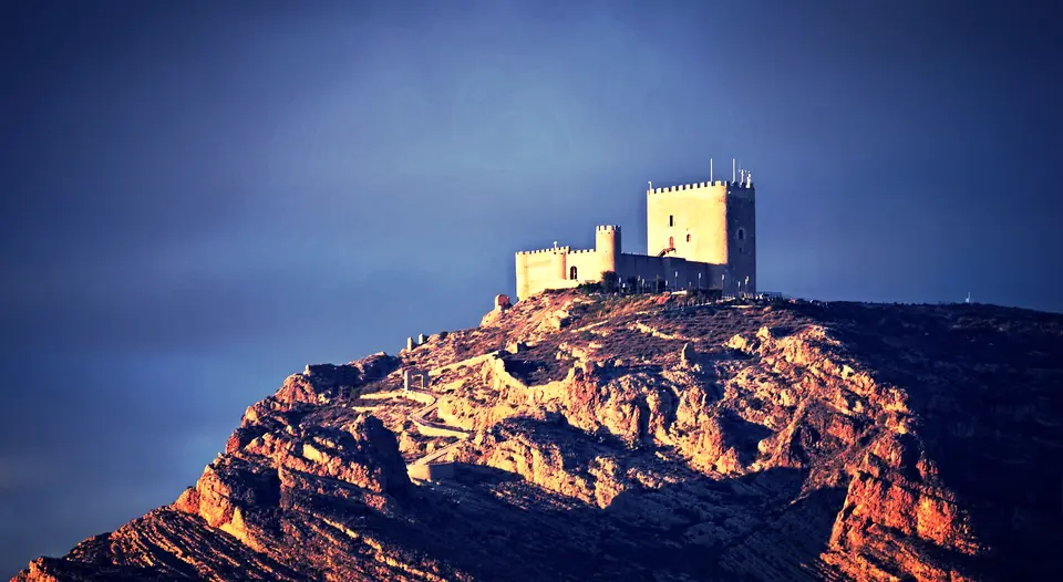 Castillo de Jumilla en lo alto del cerro sobre la ciudad