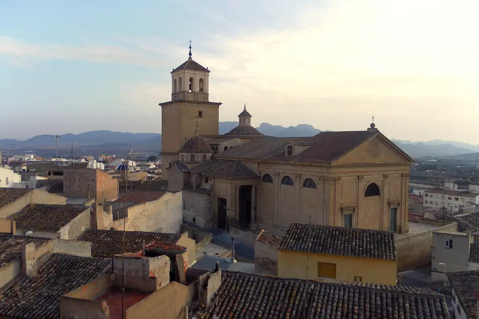 Iglesia de Santiago de Jumilla con su torre de piedra