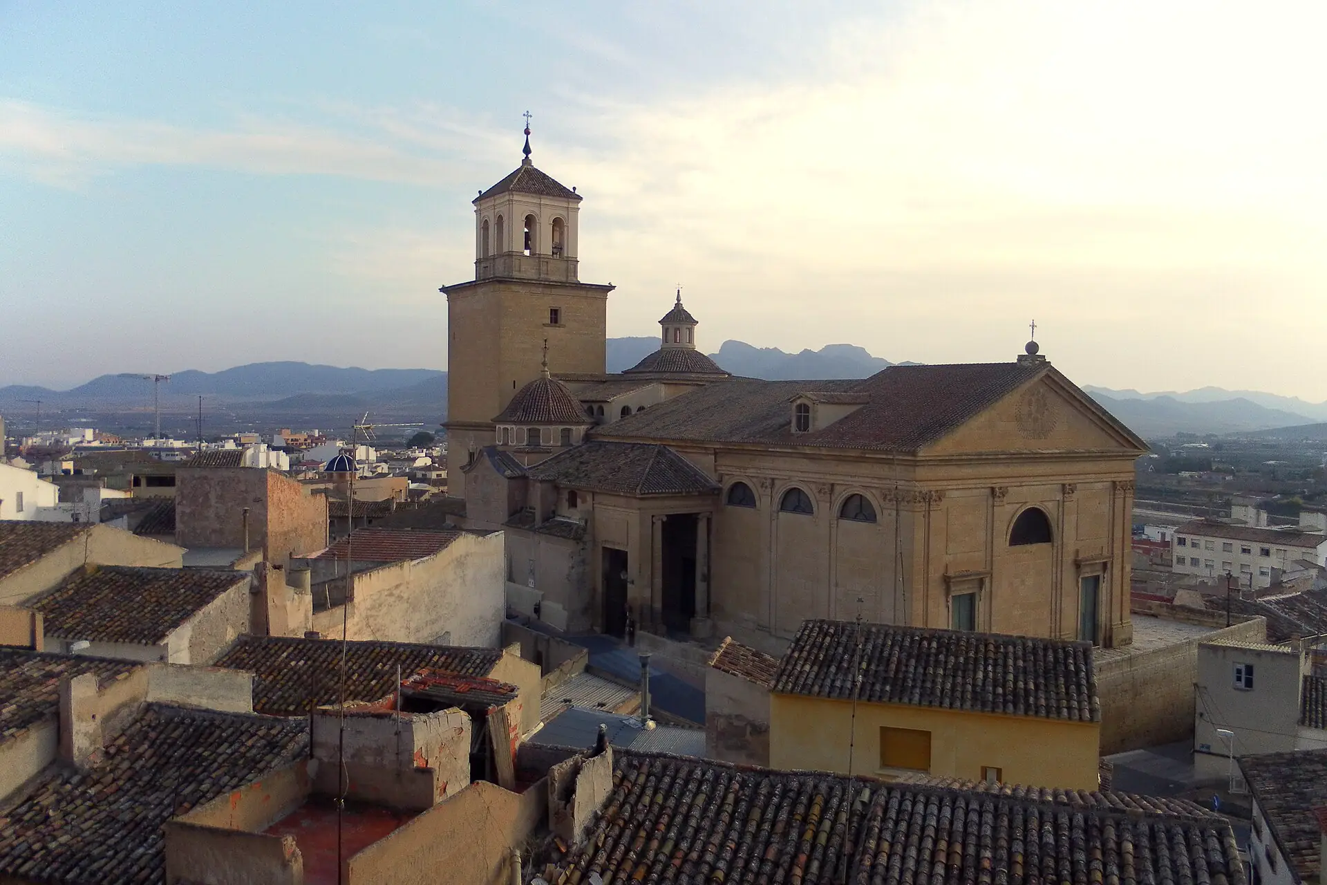 Iglesia de Santiago de Jumilla con su torre de piedra