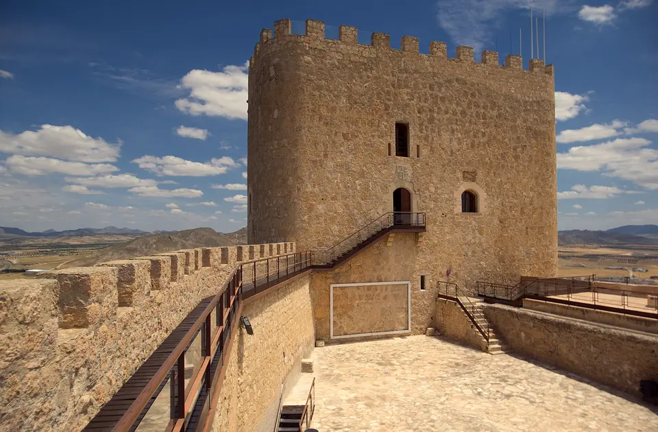 Torre del homenaje del Castillo de Jumilla contra el cielo