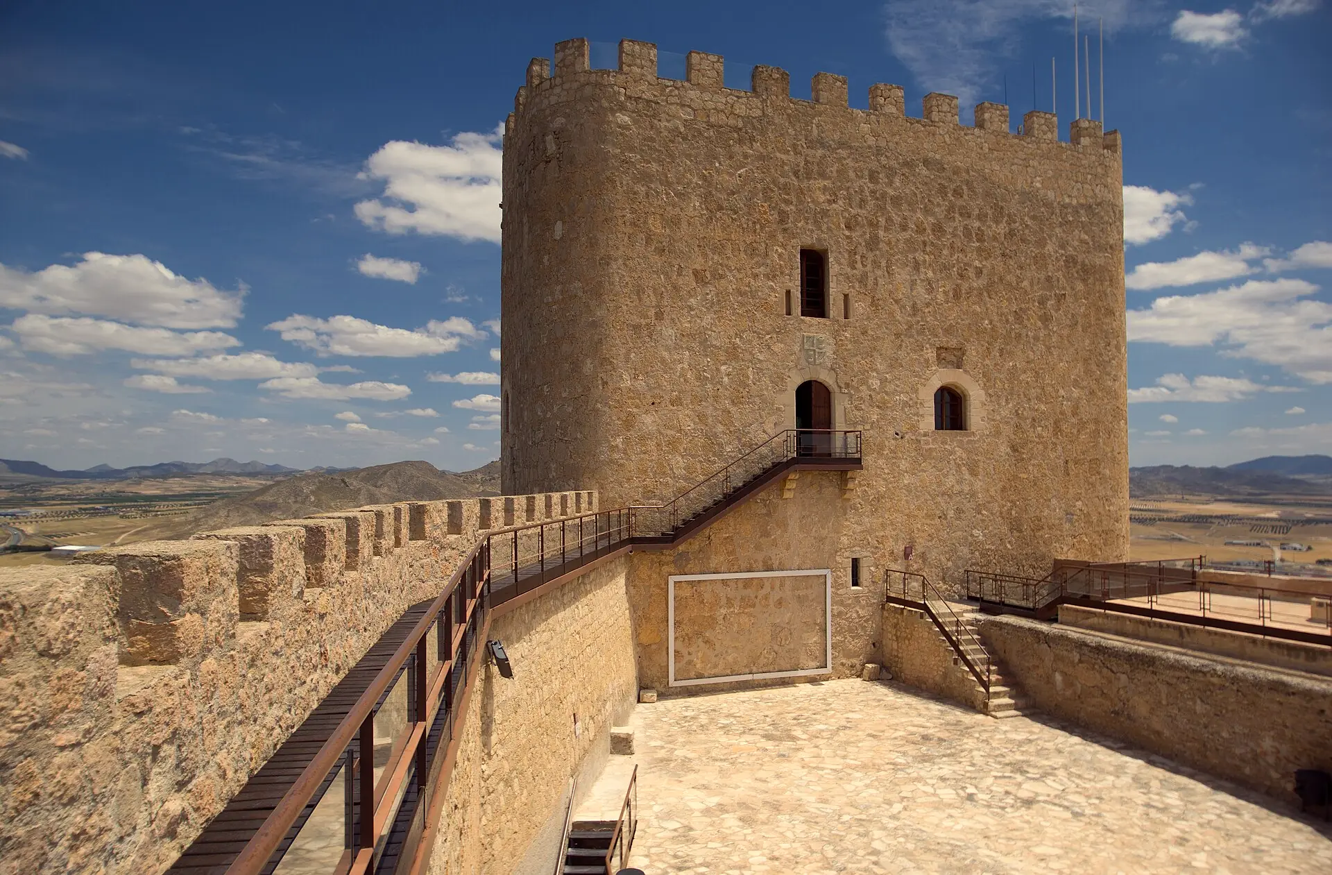 Torre del homenaje del Castillo de Jumilla contra el cielo