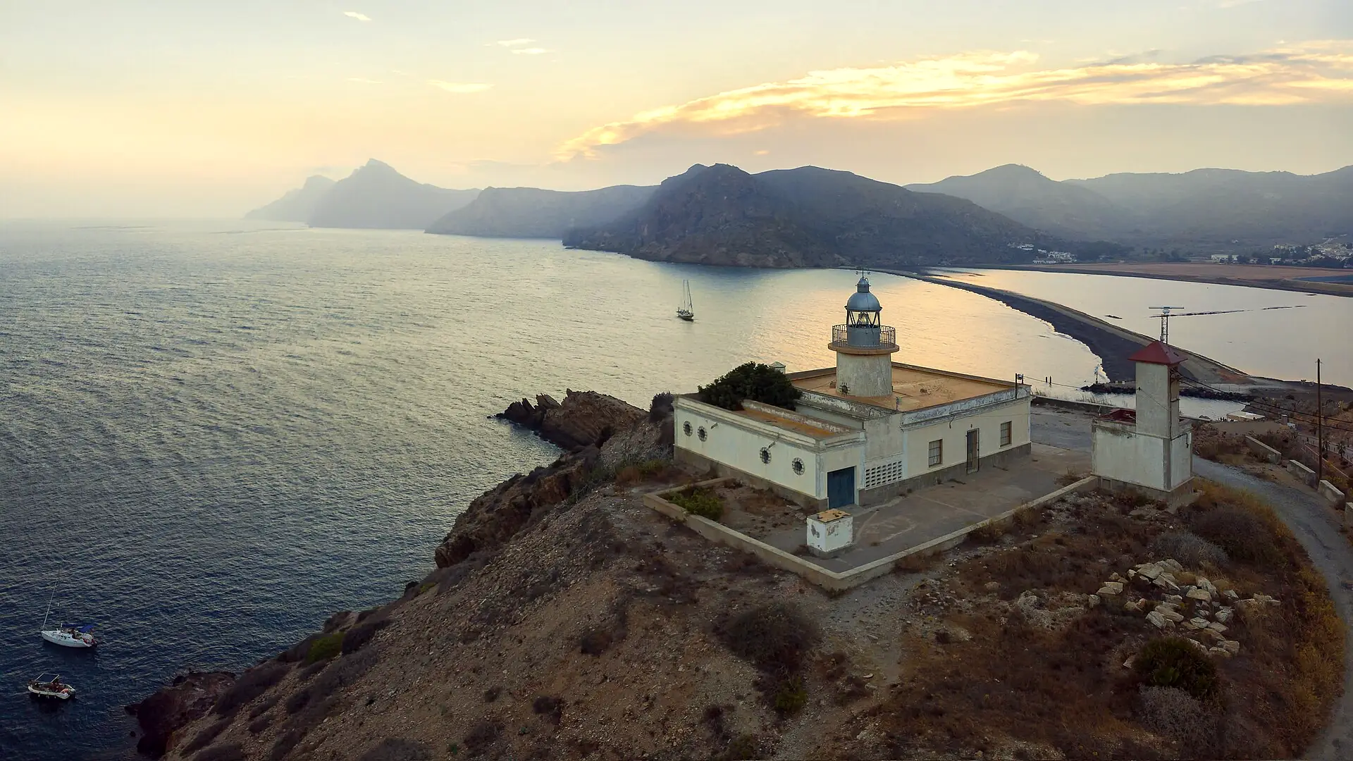 Faro de Portmán sobre el Mediterráneo