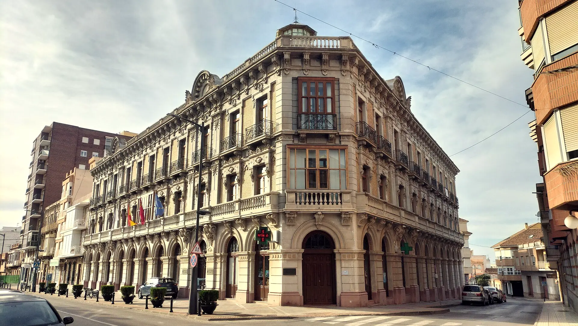 Fachada modernista de la Casa del Piñón, sede del Museo del Cante de las Minas