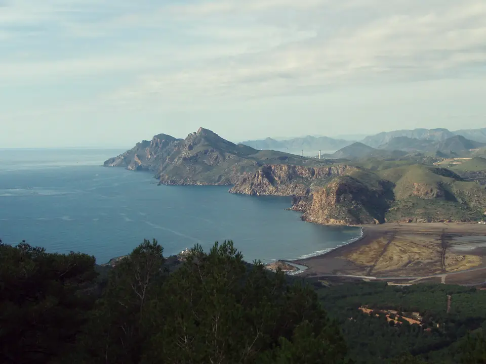 Bahía de Portmán entre los cerros de la Sierra Minera